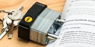 Czy jest obowiązek trzymania obu rąk na kierownicy? Czy jest obowiązek trzymania obu rąk na kierownicy?