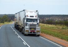 Czym różni się naczepa firanka od plandeki?