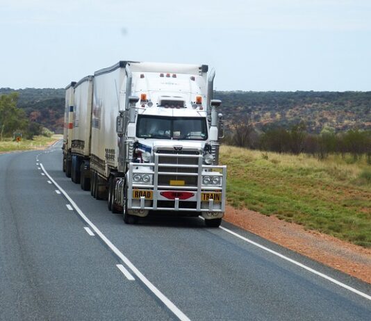 Czym różni się naczepa firanka od plandeki?