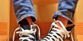 Jak zamontować uchwyty w szafie?