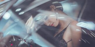 Jak wyczyścić trudno dostępne miejsca w samochodzie?